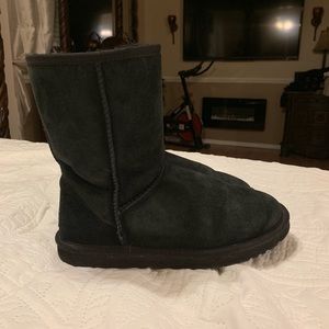Black short classic ugg boot
